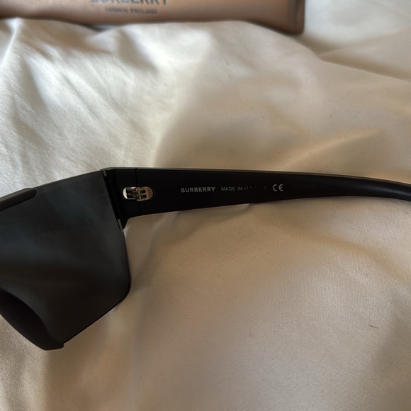 Burberry sunglasses matte black - Picture 7 of 9